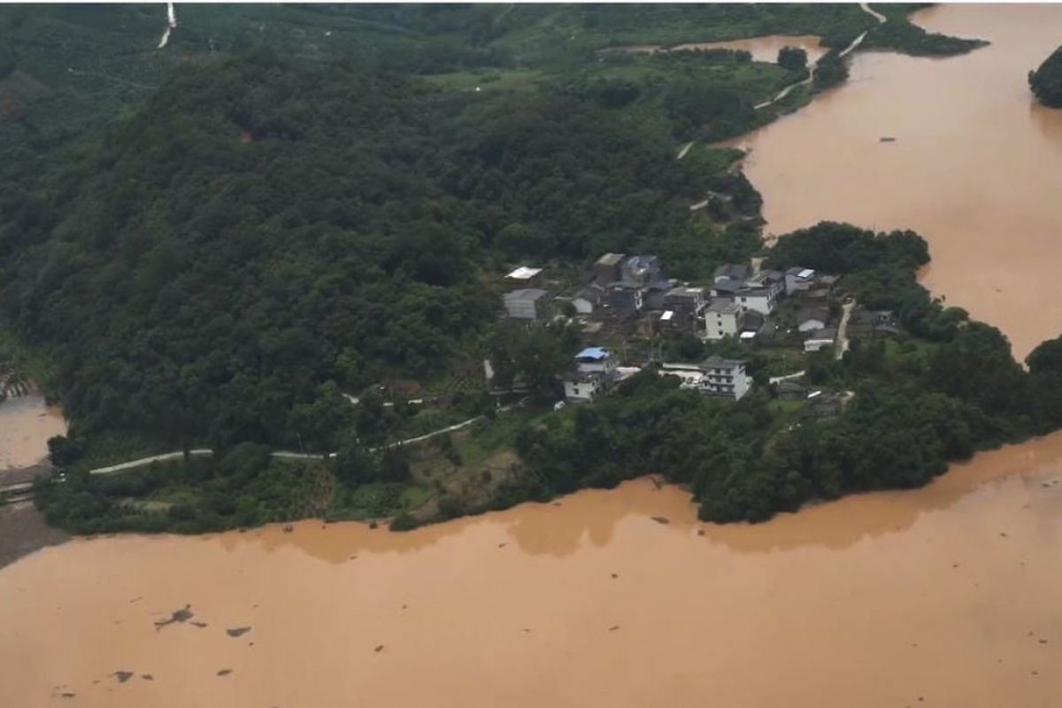 Chuvas intensas e deslizamentos de terra matam mais de 20 pessoas na China