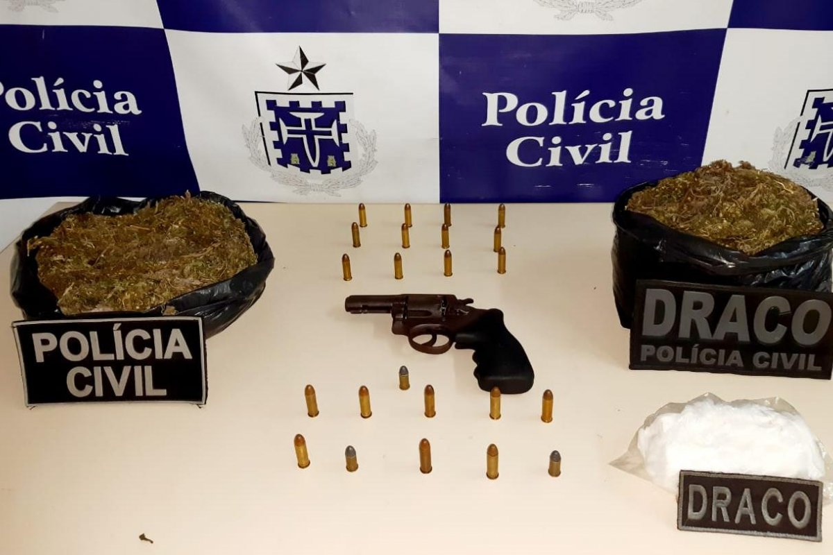 Mulher com tornozeleira eletrônica é flagrada distribuindo drogas em Salvador