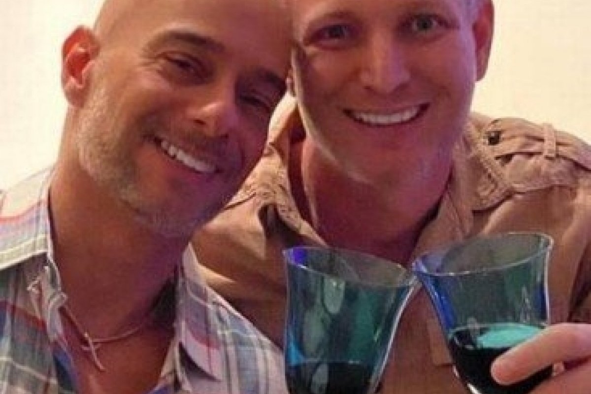 Pianista renuncia ao casamento e padre à batina para morarem juntos