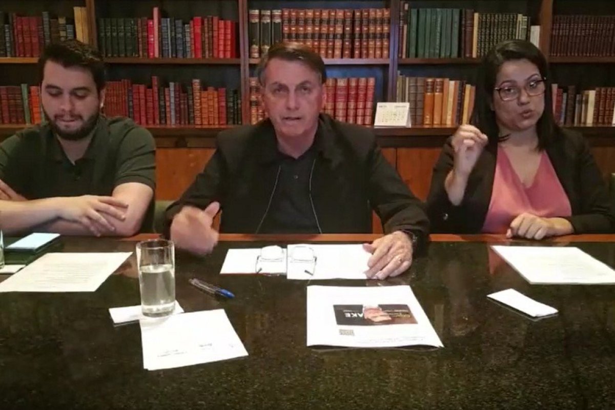 Bolsonaro pede que apoiadores filmem interior de hospitais de campanha para mostrar real situação da pandemia no país