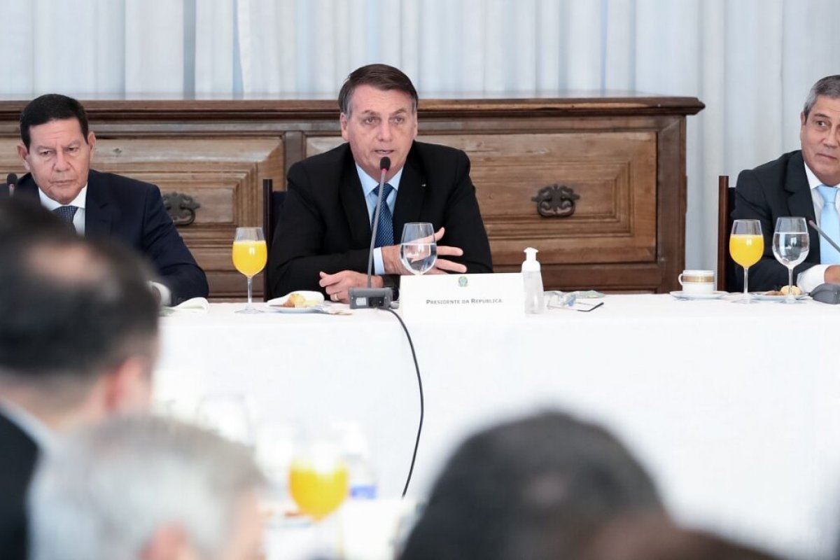 Bolsonaro afirma que auxílio extra de R$ 600 será vetado