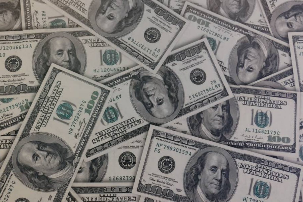 Dólar opera em alta nesta sexta-feira (12) e volta a superar R$ 5