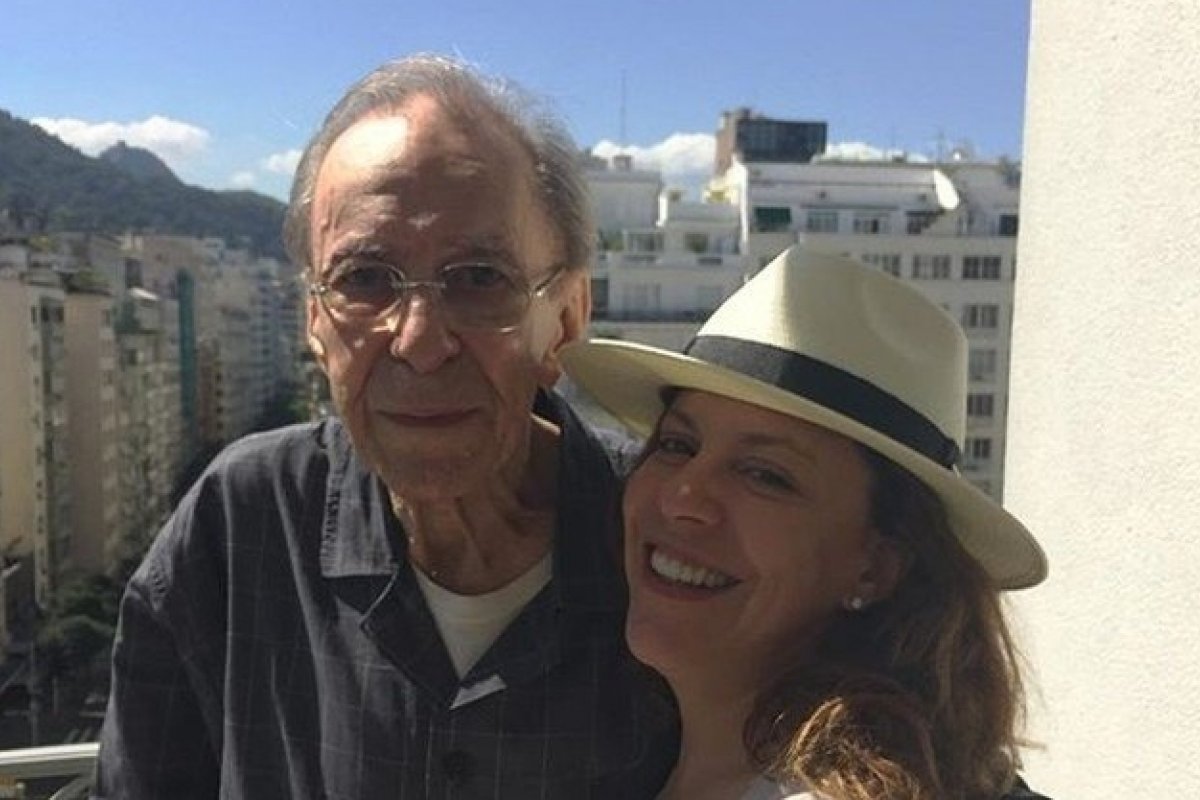 Ex-esposa de João Gilberto entra na Justiça para ser reconhecida como gestora dos bens do artista