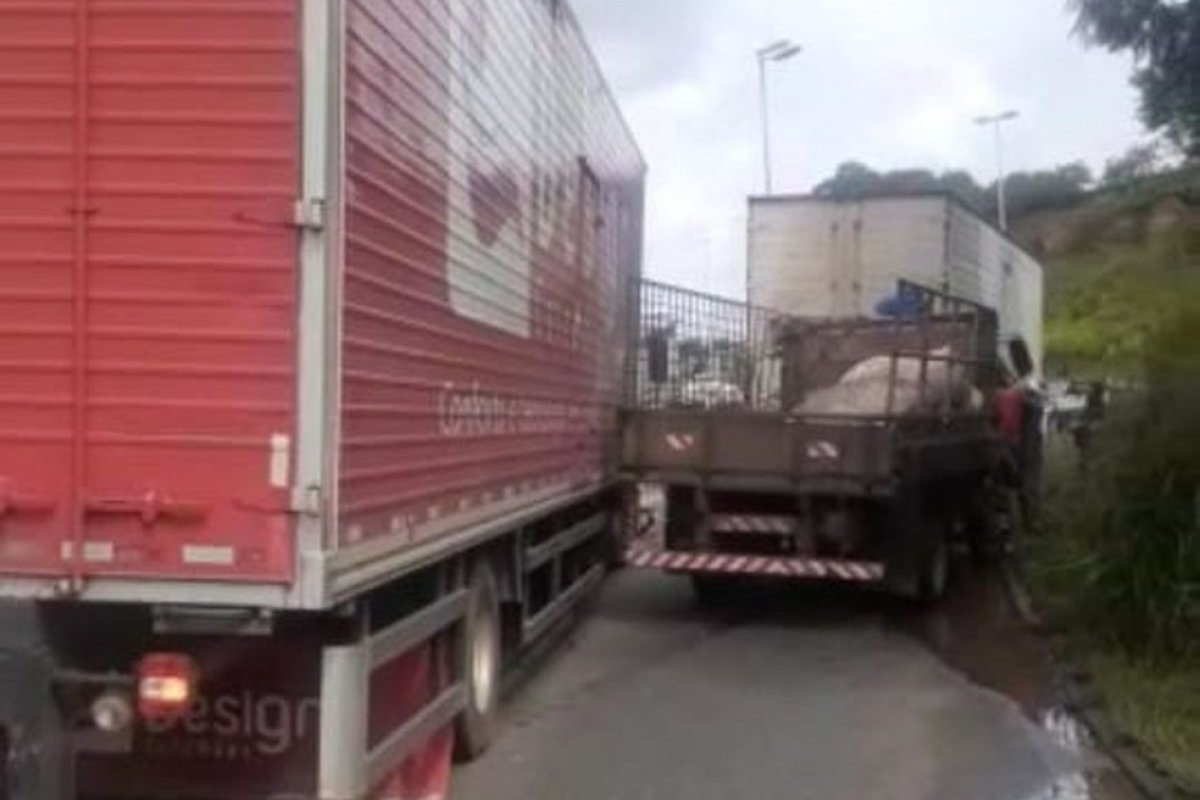 Batida entre carreta e caminhão deixa dois feridos na BR-324, em Salvador