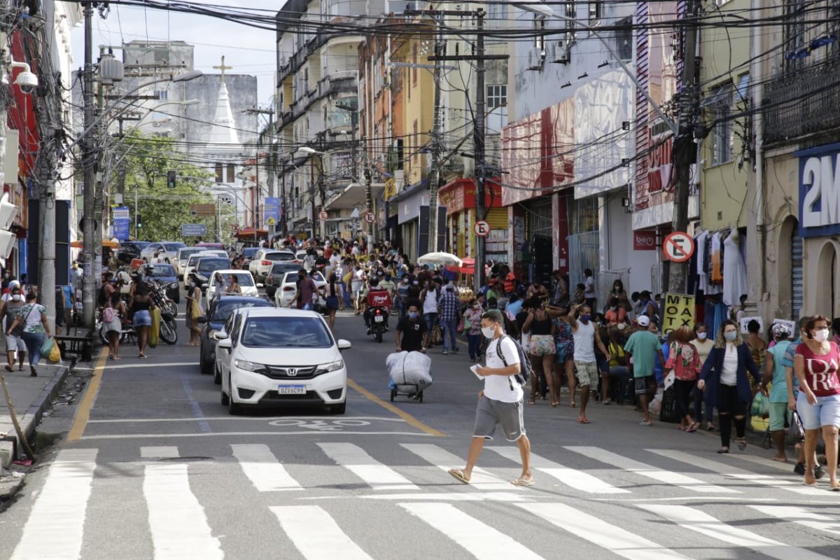 Centro de Salvador tem movimentação intensa na sexta-feira (12) pós feriado