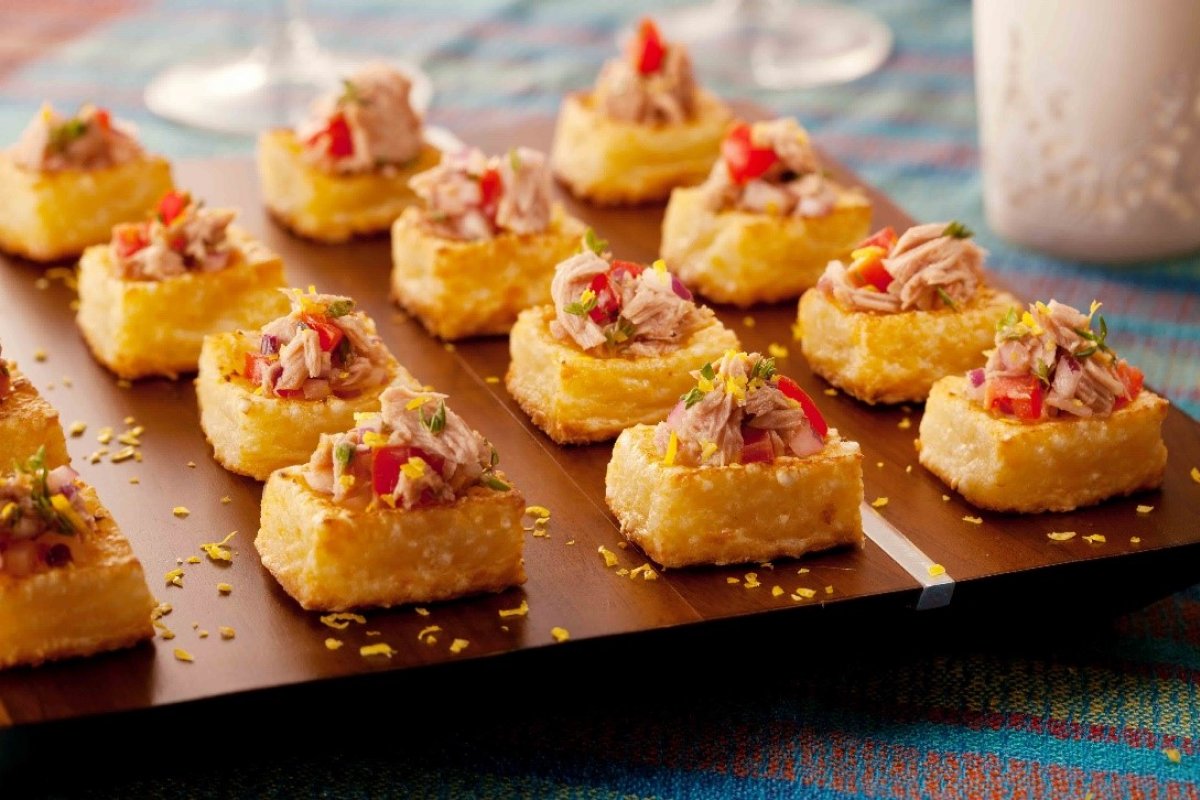 Receita de Dadinhos de tapioca cobertos com atum para animar o seu sábado