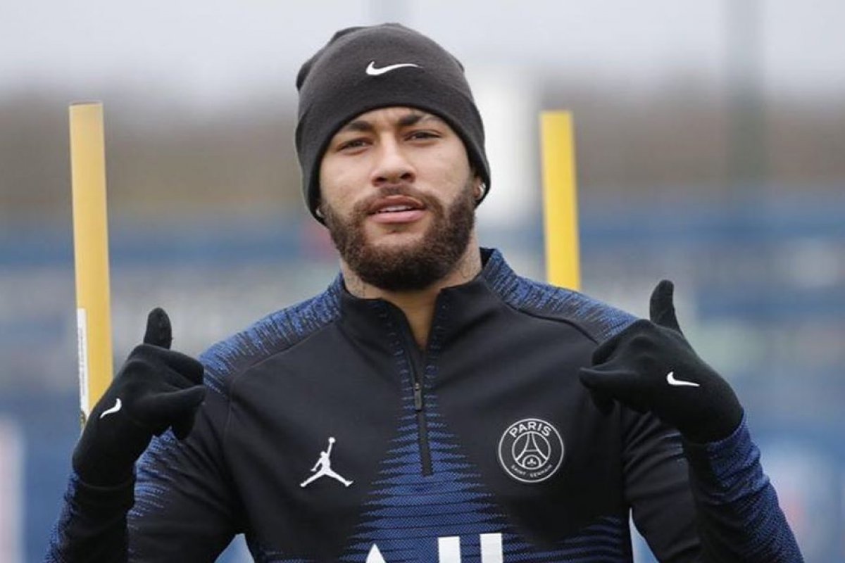 Após três meses no Brasil, Neymar retorna à Paris neste sábado (13)