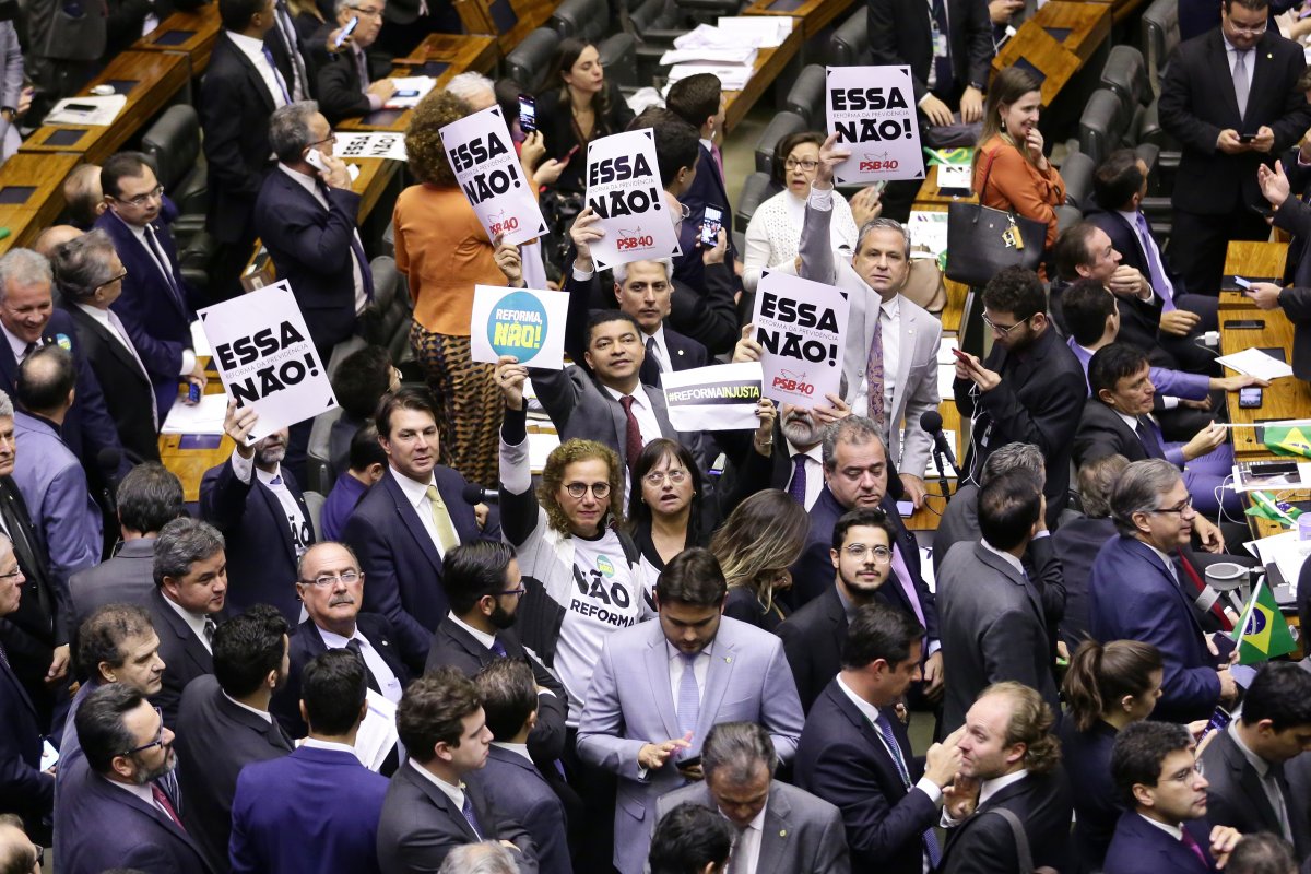 Plenário mantém professores na reforma da Previdência e encerra sessão
