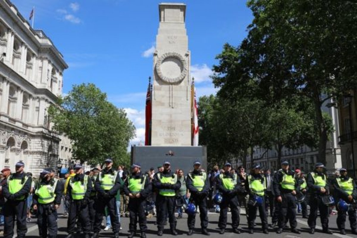 Londres: manifestantes vão as ruas proteger estátuas e se chocam com policias