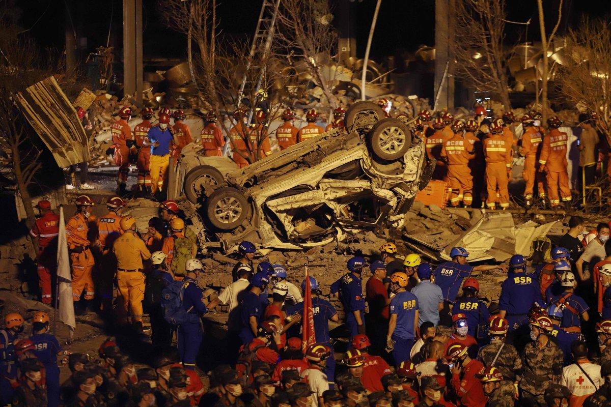 Explosão de caminhão-tanque deixa mortos e mais de 10 mortos na China