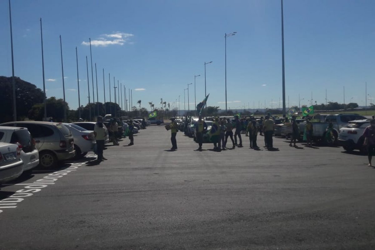 Veja vídeo: Com Esplanada fechada, apoiadores de Bolsonaro protestam na frente do quartel do Exército