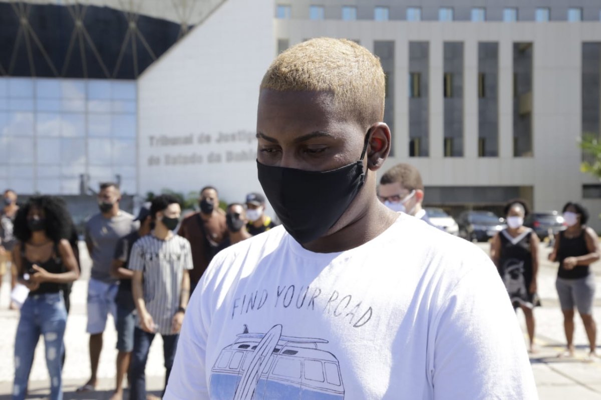 Veja vídeo: Jovem negro preso por suspeita de roubo na Bahia é solto após liminar da Justiça