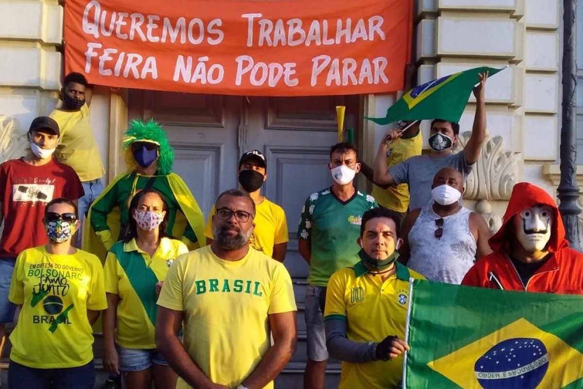 Veja Vídeo: Manifestantes fazem protesto em frente à casa do prefeito de Feira de Santana.