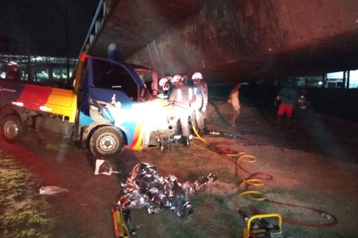 Homem fica preso às ferragens de caminhão após acidente em Salvador
