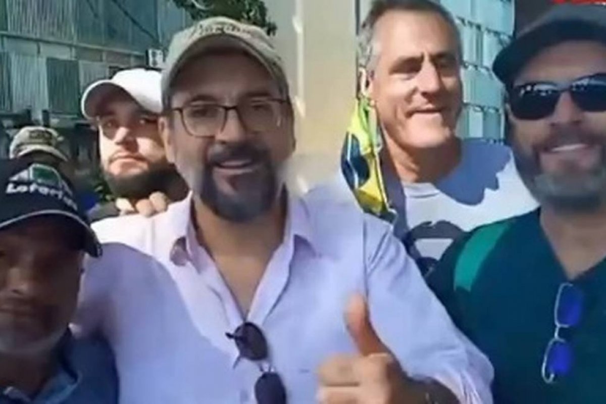 Governo do DF multa Weintraub em R$ 2 mil por não usar máscara em manifestação