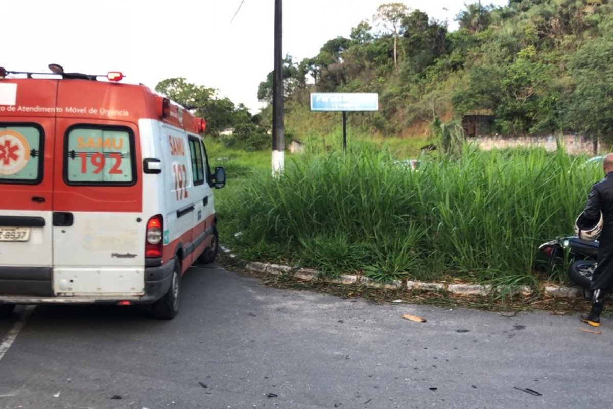 Colisão entre carro e moto deixa um ferido na Estrada do Derba