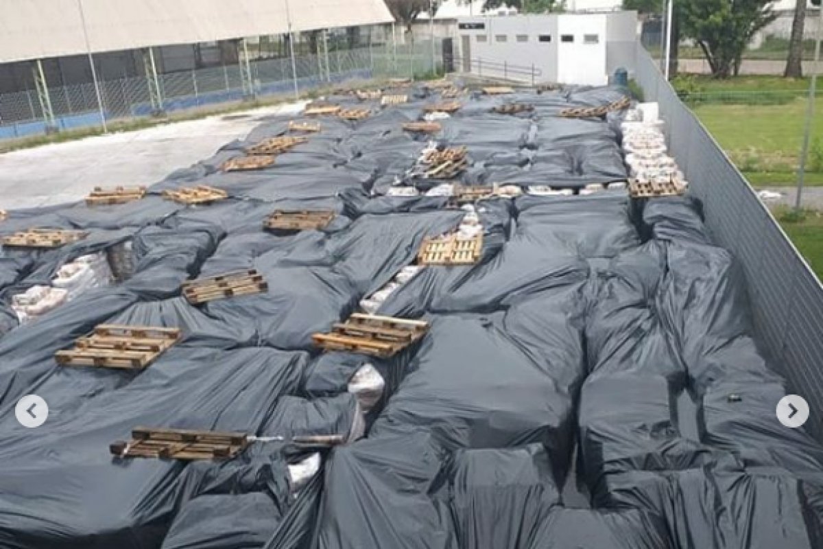 Cestas básicas estão a céu aberto em estádio no Recife