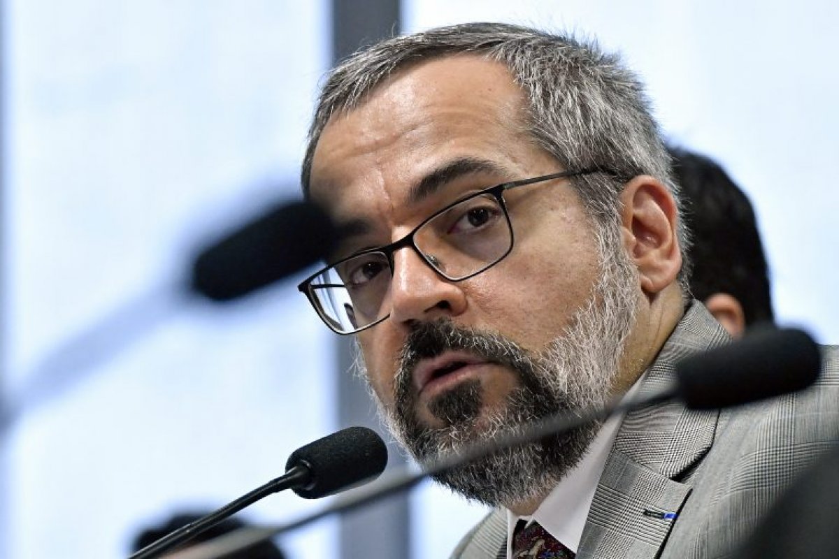 Senador Randolfe Rodrigues pede ao STF prisão e afastamento de Weintraub