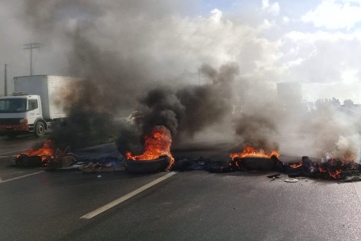 Manifestação na Via Parafuso com pneus queimados congestiona trânsito