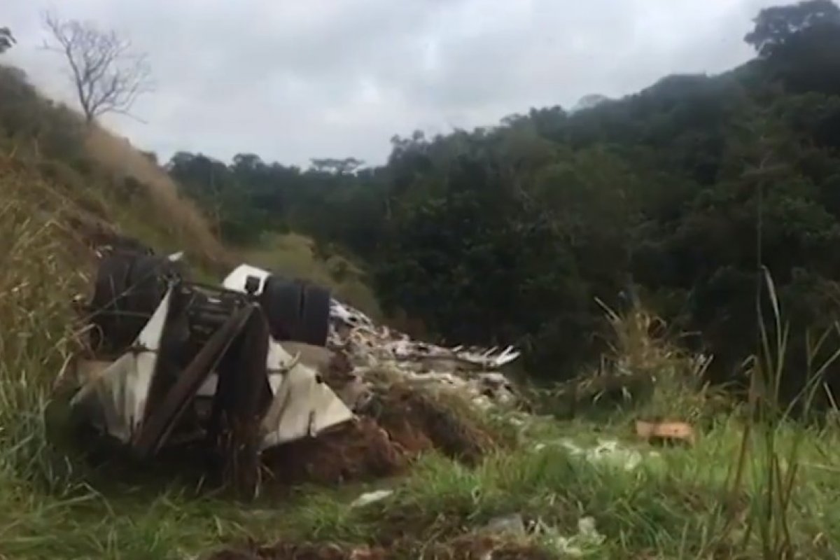 Duas pessoas morrem enquanto saqueavam carga de ovos que tombou na BR-101