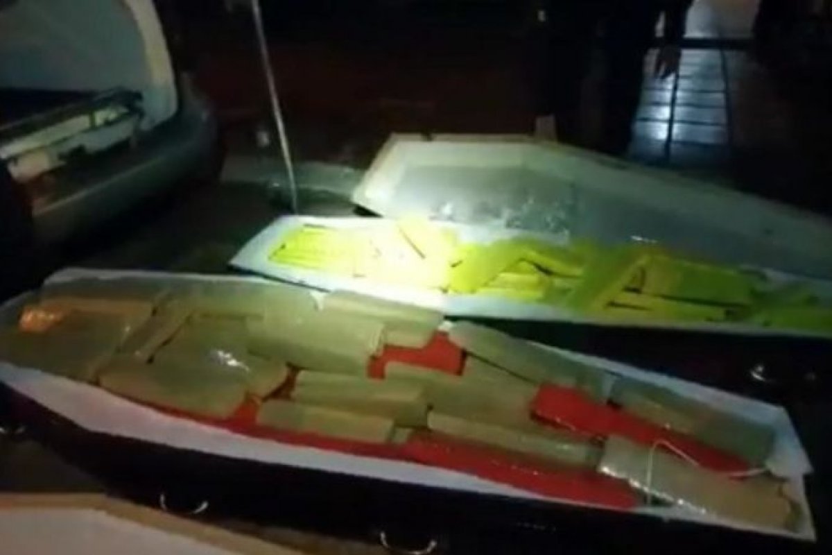 Homem é preso após transportar quase 300 quilos de maconha dentro de um caixão