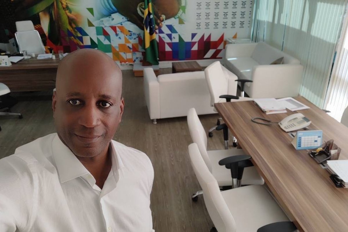 STJ mantém Sergio Camargo na presidência da Fundação Palmares
