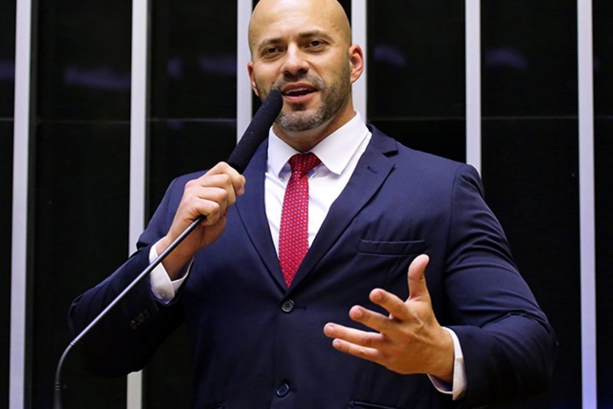 Polícia Federal cumpre mandados de busca e apreensão na casa de deputado federal