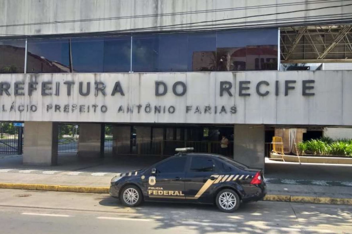 Polícia Federal deflagra operação que investiga contratos da Prefeitura do Recife