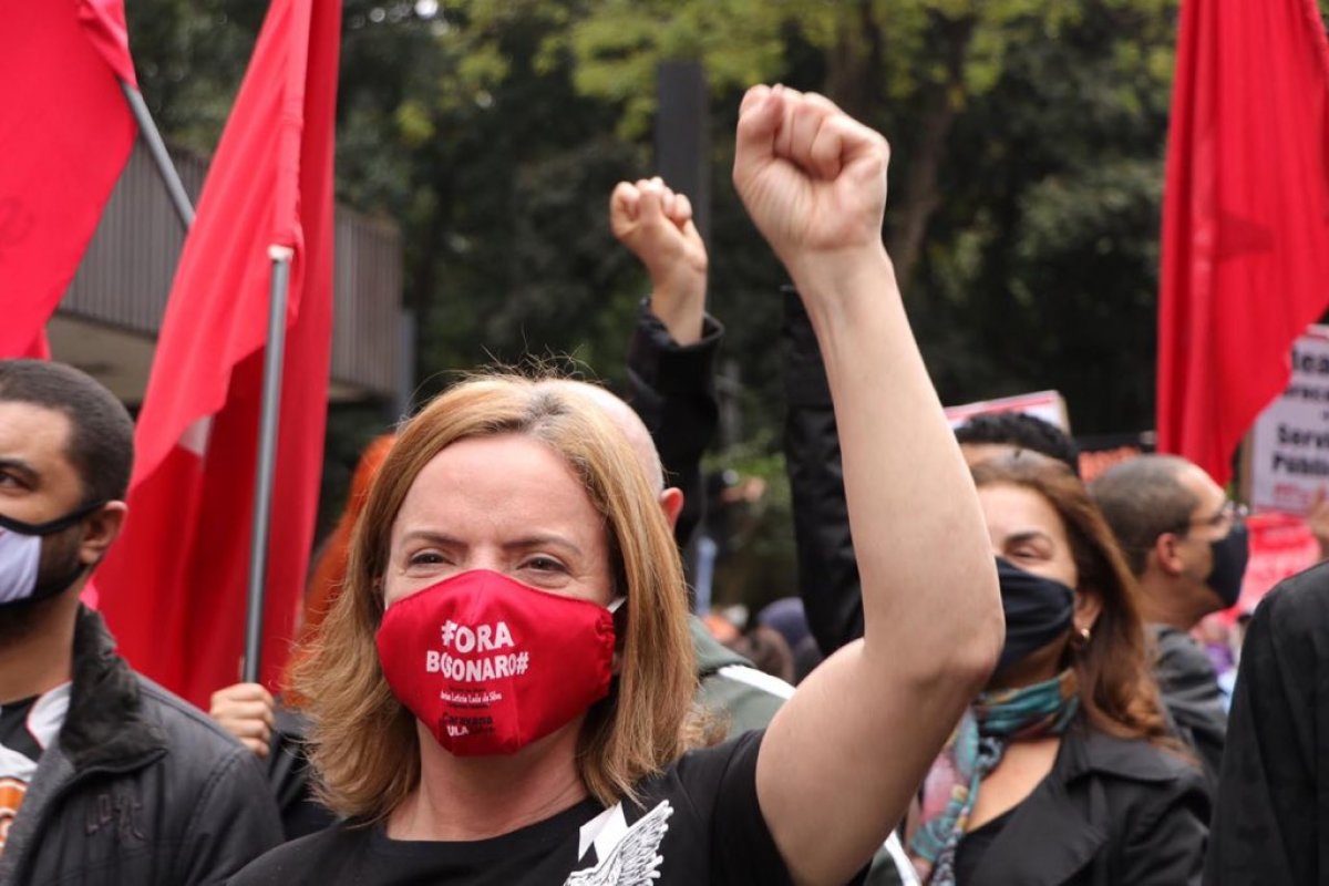 Deputados federal e estadual protocolam notícia-crime contra Gleisi Hoffmann