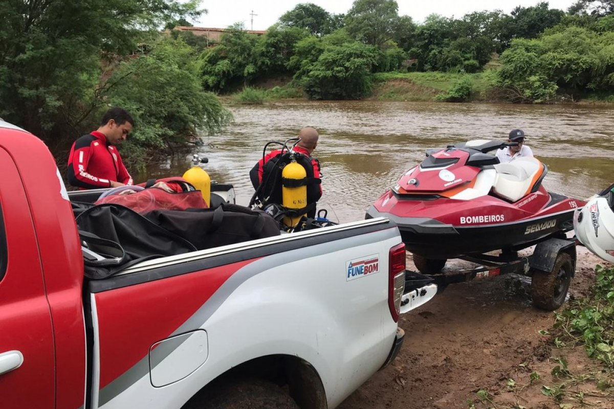 Homem morre e outro está desaparecido após atravessarem ponte em rio da cidade de Tucano