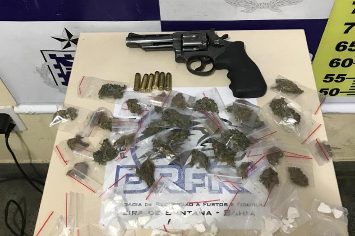 Homem é preso por tráfico e porte de arma em Feira