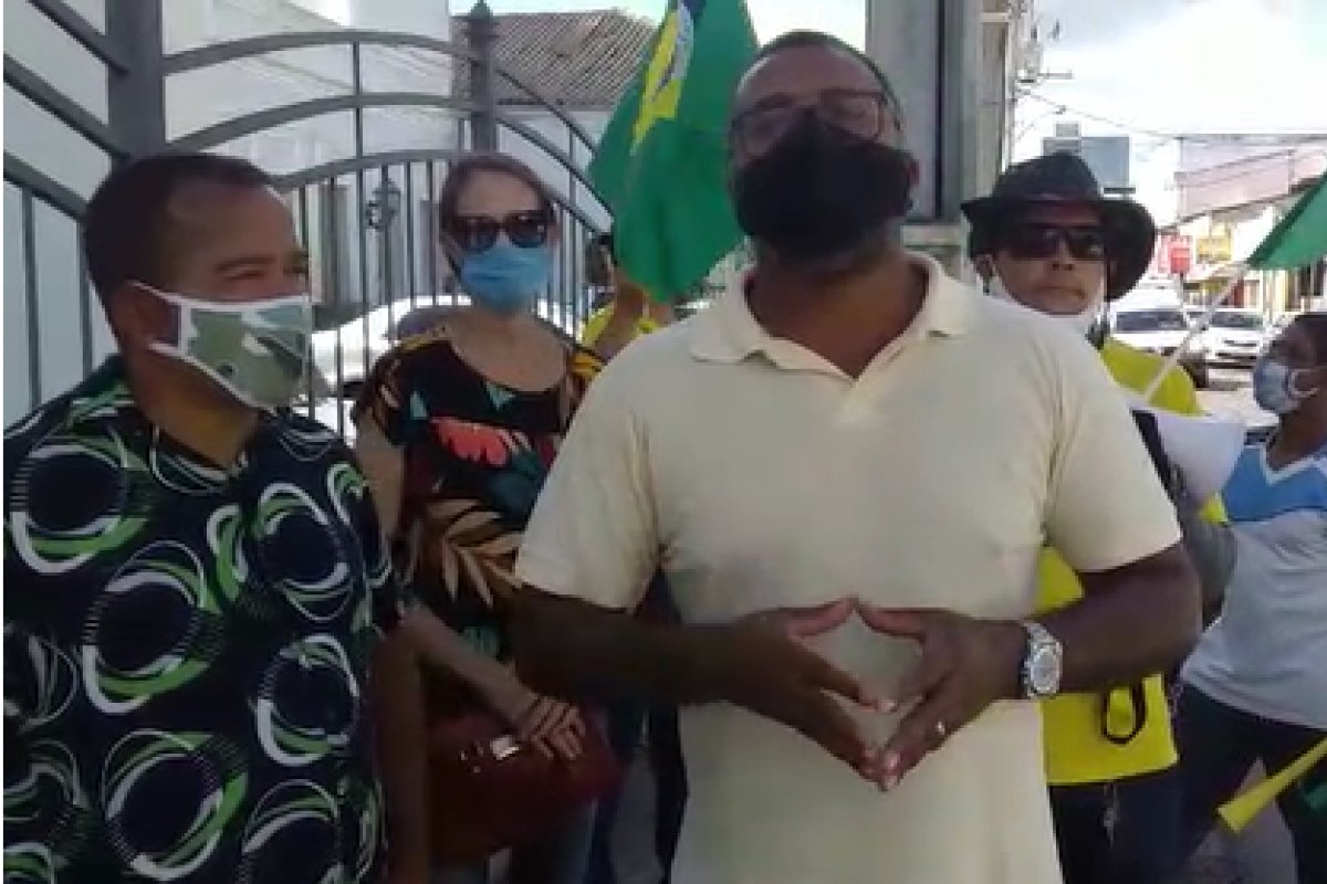 Grupo pede redução de salários de parlamentares e cobra posicionamento da classe em Feira