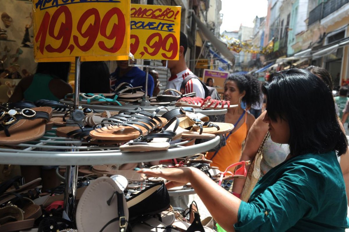 Confiança de empresários e consumidores cresce em junho, diz prévia