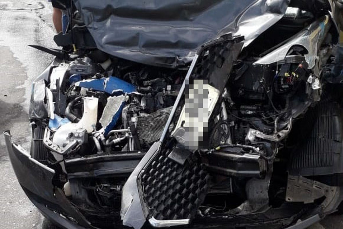 Colisão entre carro e ônibus congestiona trânsito na Avenida Contorno