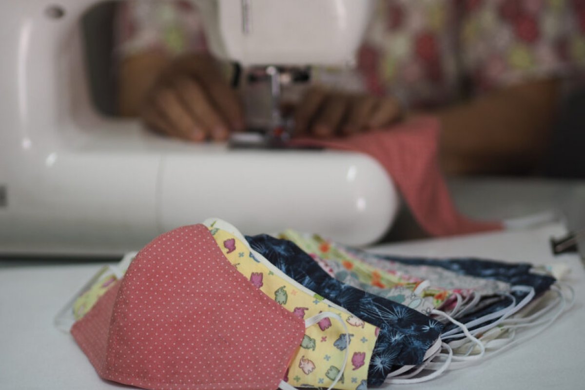 Comerciantes da Feira de São Joaquim recebem máscaras de proteção contra a covid-19