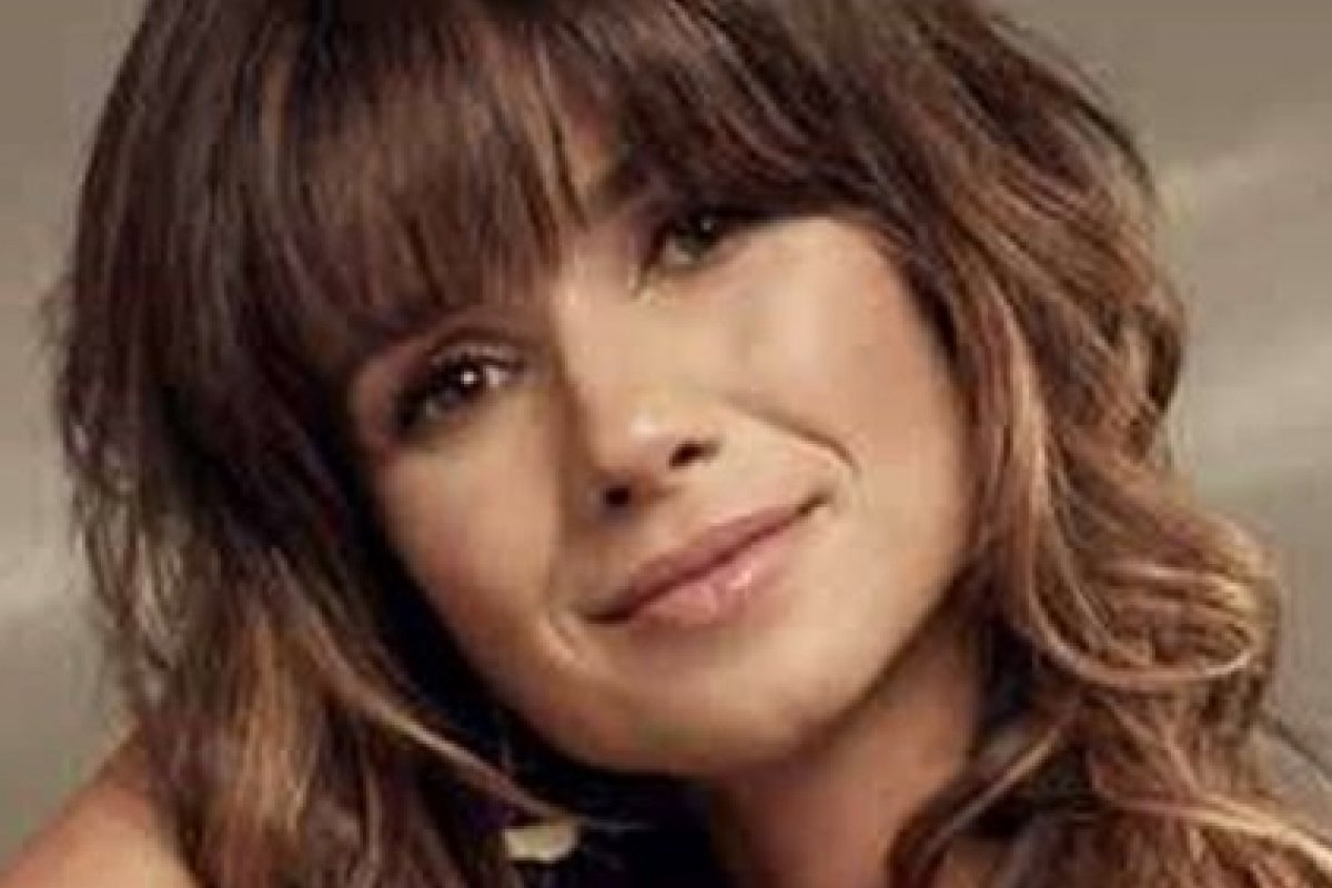 Paula Fernandes surge em estádio de futebol com o namorado