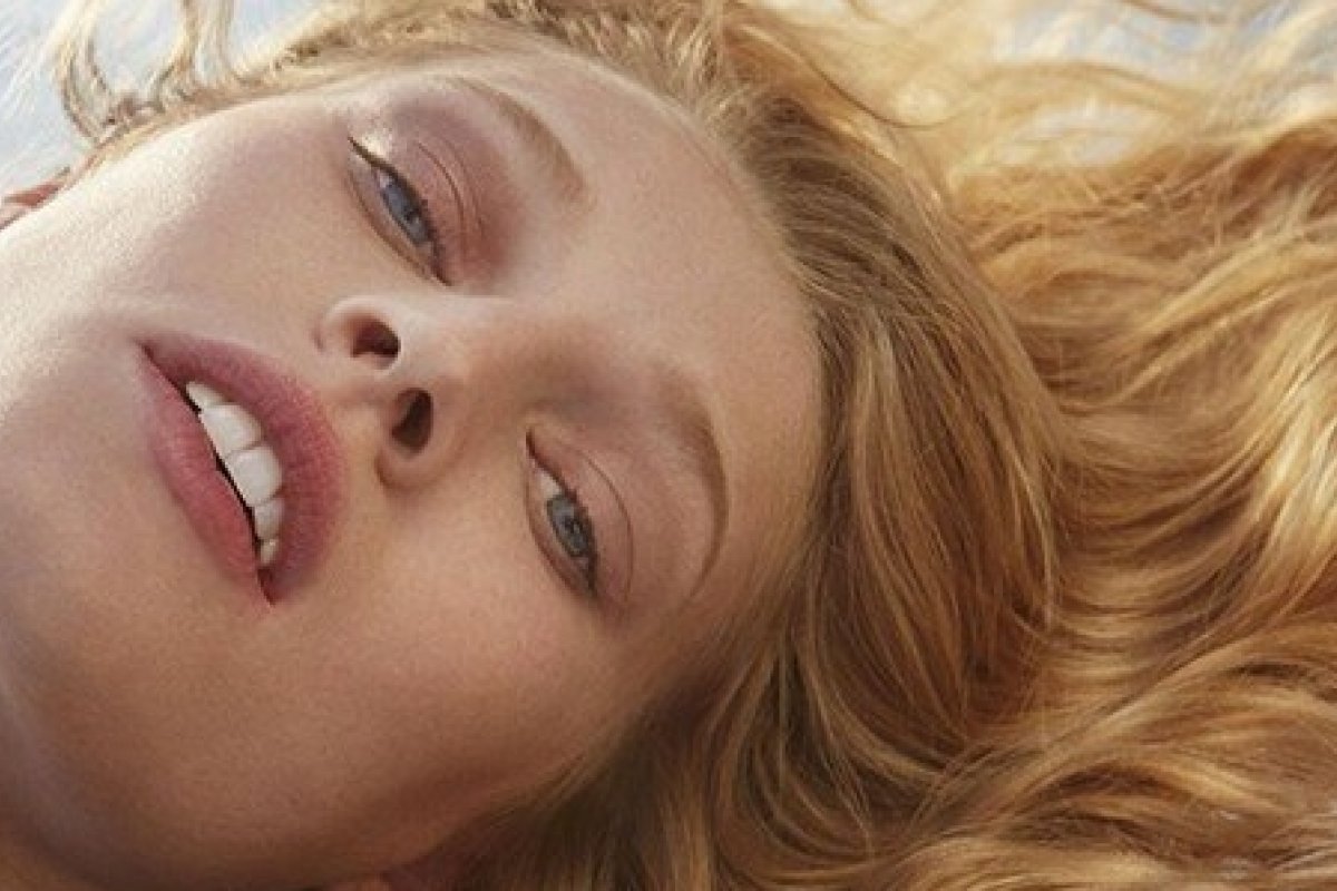 Toni Garrn é o rosto do novo perfume da Mugler