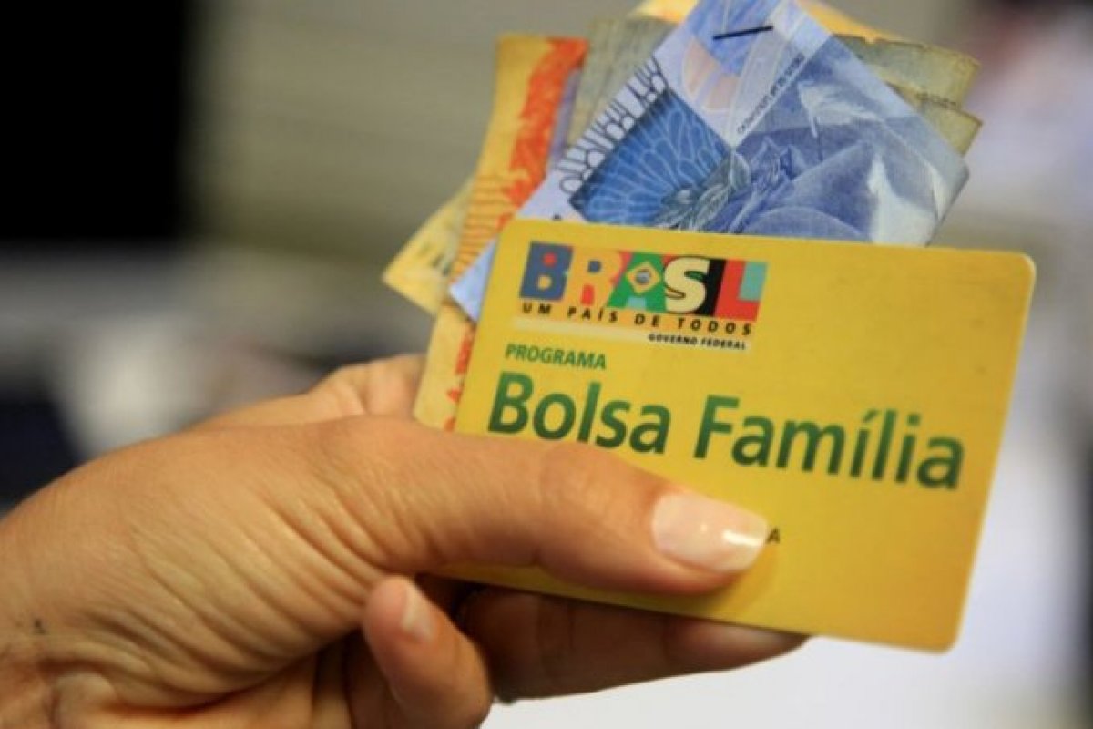 Beneficiários do Bolsa Família recebem 3ª parcela do auxílio nesta quarta-feira (17)