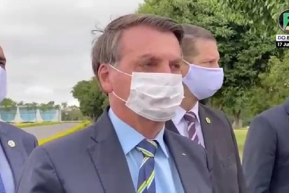 Bolsonaro diz que 'está chegando a hora' de todos 'entenderem o que é democracia'