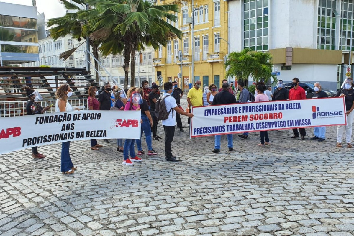 “Perguntem ao prefeito quem está cortando o cabelo dele”, disse cabeleireiro em manifestação