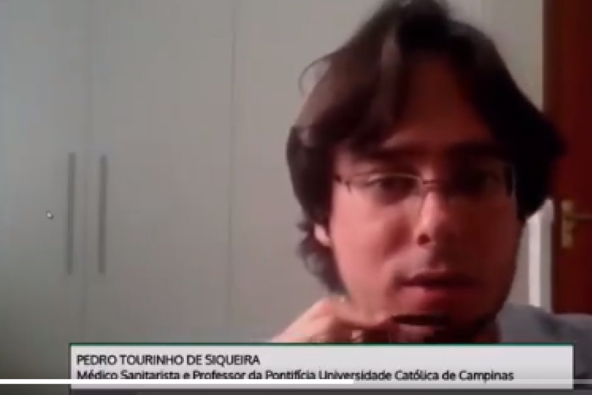 Vereador Pedro Tourinho é surpreendido durante reunião e momento ganha repercursão