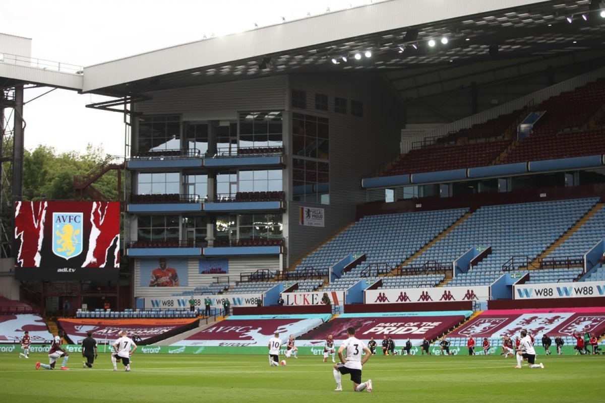 Jogadores do Campeonato Inglês fazem protesto contra o racismo