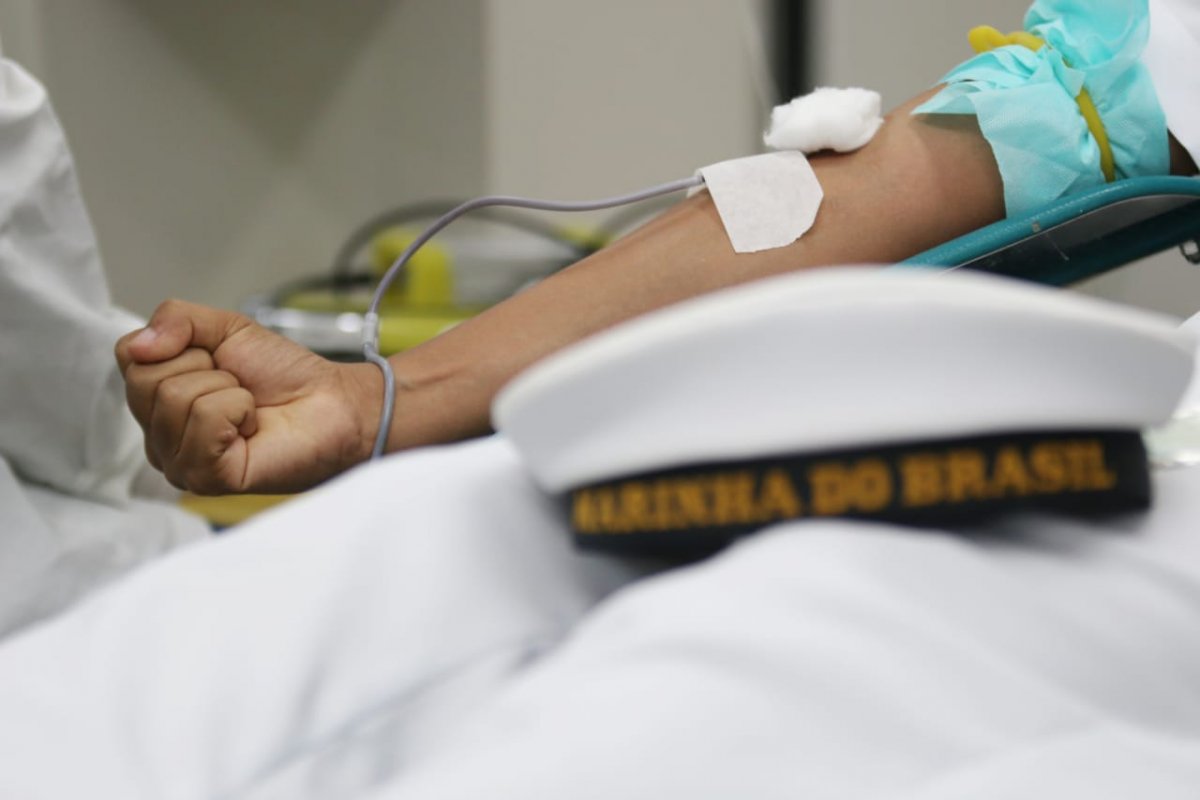 Militares fazem doação de sangue no Hemoba