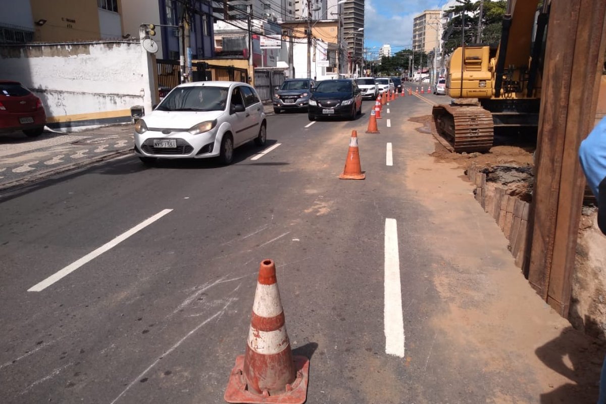 Buraco na região da Pituba bloqueia vias e altera tráfego nesta quinta-feira (11)