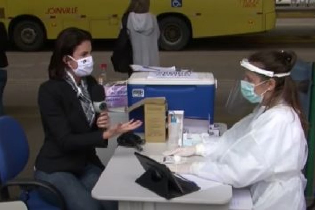 Repórter da Record TV faz teste de Covid-19 ao vivo e resultado dá positivo