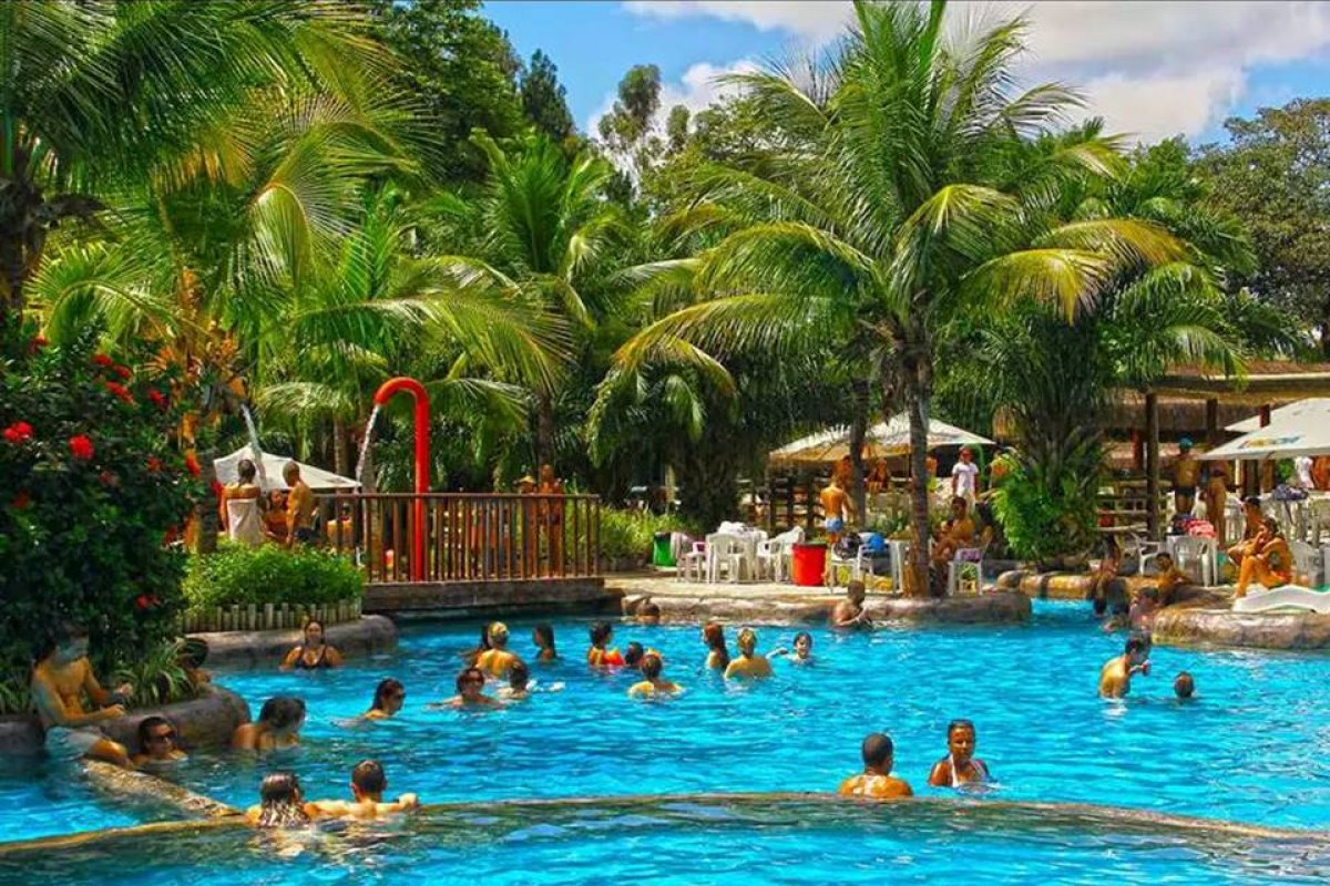 Caldas Novas decide reabrir hotéis e parques aquáticos