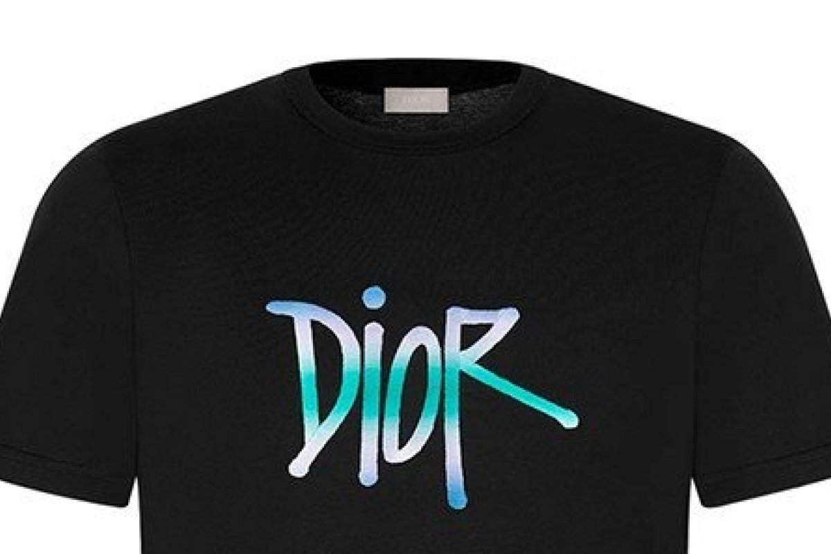 Em parceria com a Shawn Stussy, Dior lança camisetas.