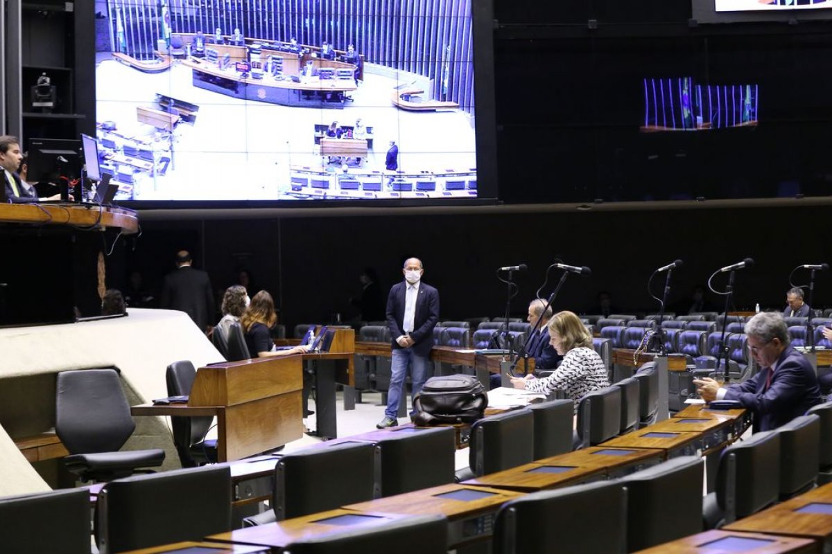 Câmara pode votar projeto que aumenta pontos para perder CNH nesta quinta (18)