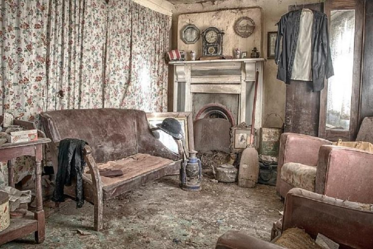Casa abandonada é fotografada e relíquias do século passado são descobertas