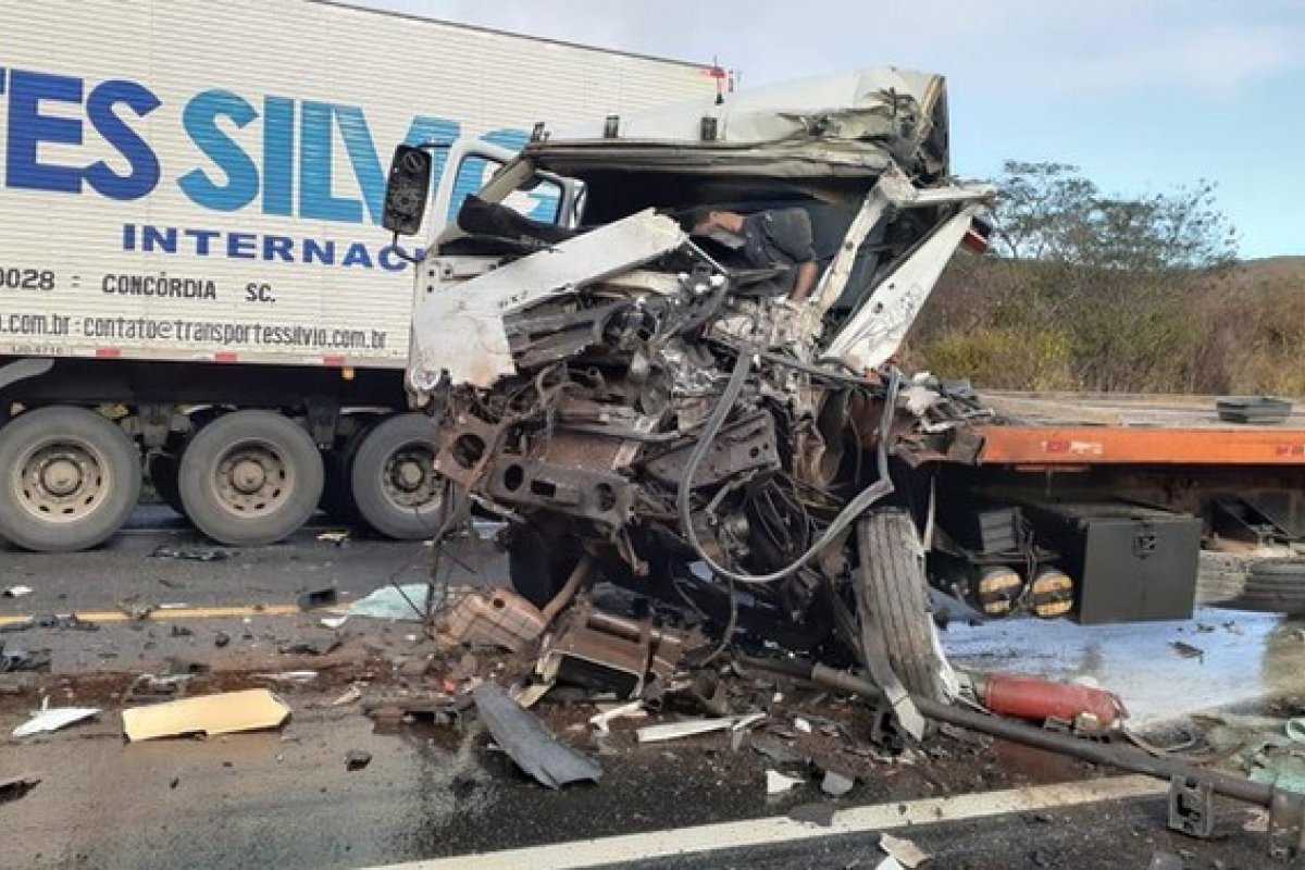 Caminhoneiro morre e outro fica ferido após colisão entre veículos no sudoeste da Bahia